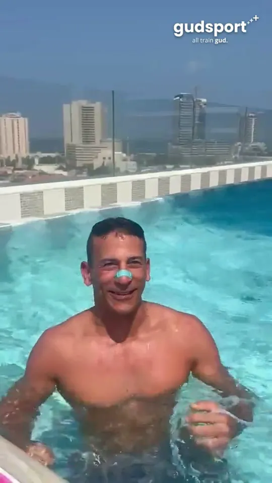 לקוח שוחה בבריכה עם מדבקת אף GudSport — המדבקה נשארת במקום
